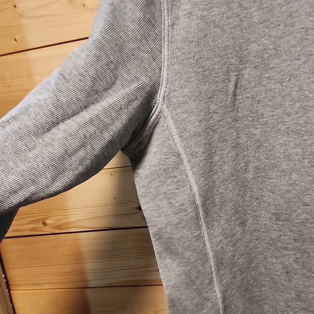 Tommy Bahama Pull Over Sweatshirt  size Medium nwot